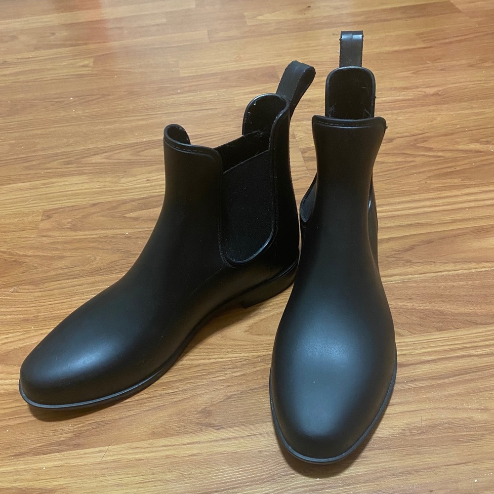 Women’s black boots